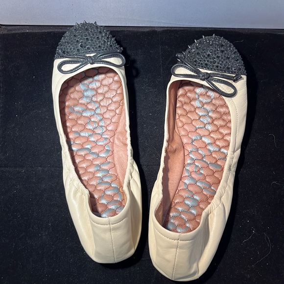 Sam Edelman leather tan/black ballet flats with spikes on the toe cap. - Picture 3 of 3